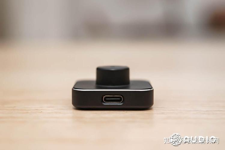 包装及配件作为一款智能穿戴产品,quzzz 戒指在包装上采用了 3c 设备